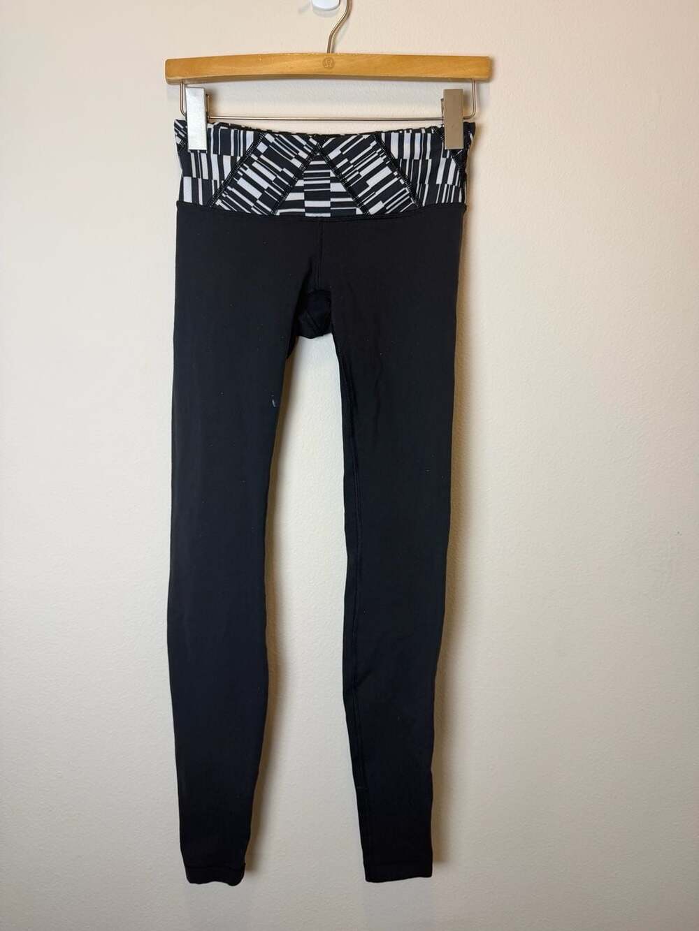 Lululemon Black and White Patterned Waistband Yoga Leggings